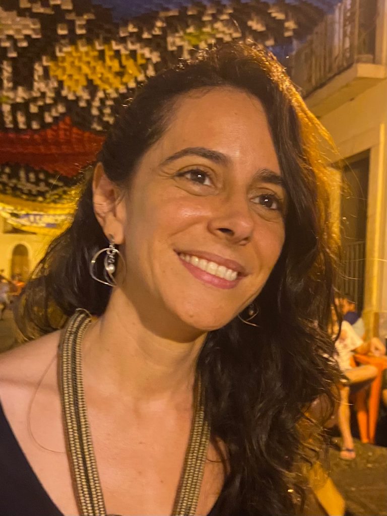 Profa. Dra. Julia Maciel Soares